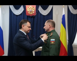 Губернатор Ростовской области вручил высокую награду начальнику Военного Учебного Центра при ЮФУ